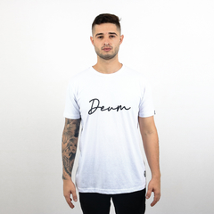 T-Shirt Regular Deum Escrita | Branca