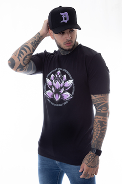 CAMISETA PRETA LOTUS DEUM no - comprar online