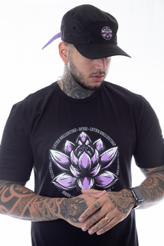 CAMISETA PRETA LOTUS DEUM no na internet