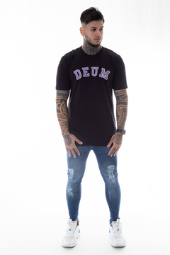 CAMISETA DEUM COLLEGE PRETA