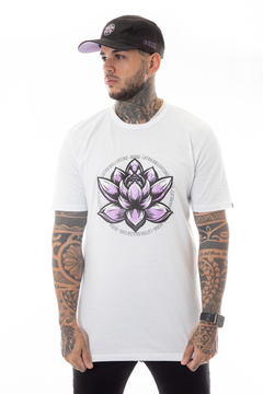 CAMISETA BRANCA LOTUS DEUM - DEUM 