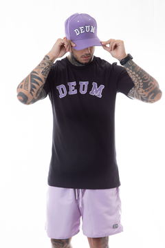 CAMISETA DEUM COLLEGE PRETA - comprar online