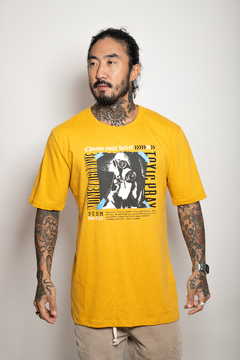 Camiseta TOXIC PRAY DEUM MUSTARD - comprar online