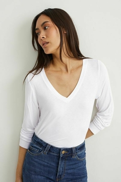 Camiseta Blanca escote "V" - comprar online
