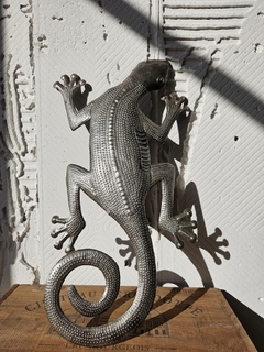 Lagarto de metal reciclado