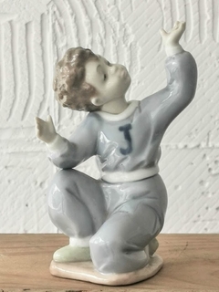 Figura de menino em porcelana