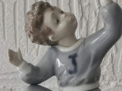 Imagem do Figura de menino em porcelana