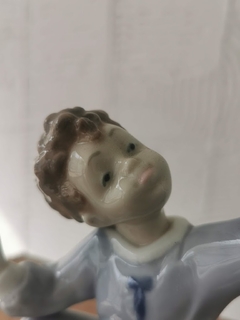 Figura de menino em porcelana na internet