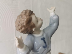 Figura de menino em porcelana