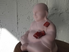 Buda Rosa com amuletos na internet