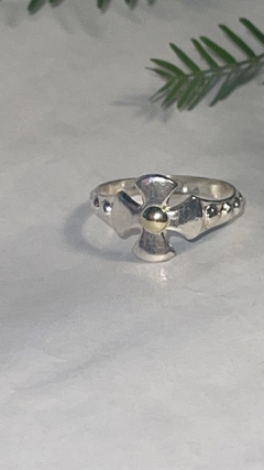 Anillo denario y cruz con oro en internet