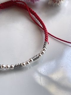 pulsera hilo roja bolitas y tubos plata