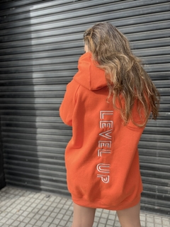 Campera level up naranja en internet