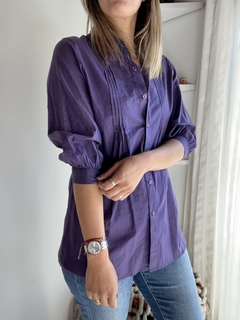 Camisa violeta con pinzas