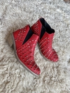 Botas rojas con tachas