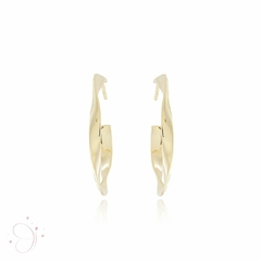 Brinco Meia Argola Torcida 34,5mm banhado em ouro 18k - comprar online