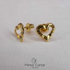 Brinco Coração Martelado Mini Vazado banhado em ouro 18k - comprar online