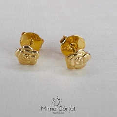 Brinco Flor Camélia banhado em ouro 18k