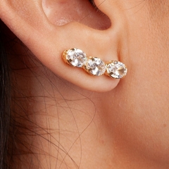 Brinco Ear Cuff Três Zircônias banhado em ouro 18k