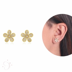 Brinco Flor Cravejado com Micro Zircônias banhado em ouro 18k