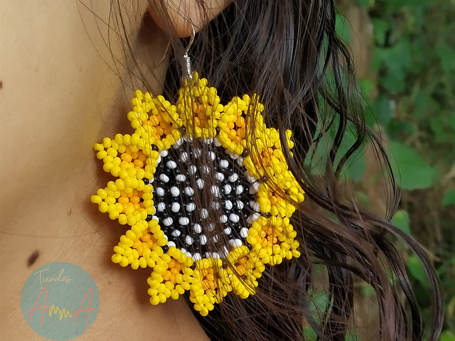 Collar y aretes de girasol 2025