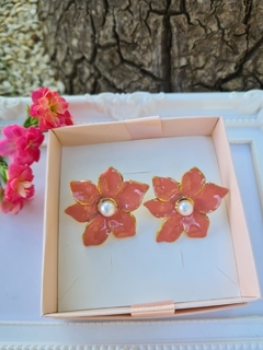 Brinco Flor com Pérola Coral 3cm - na internet