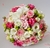 Buquê de Noiva estilo Topiaria com Cravinho, Lisiantus Branco, Rosas Cor de Rosa e Mini Rosas.