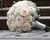 Buquê de noiva estilo topiaria com rosas champanhe, egipsofila, caule em volto com com fita branca ideal para qualquer ambiente.