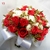 Buquê de noiva com rosas brancas e vermelhas, iperico. Caule envolvido com fita branca e laço