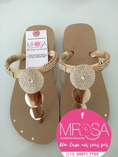 Chinelo em T Esfera de Metal Dourado