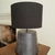(FJ) Dos lámparas de cerámica negras con pantalla de lino / 30 x 58