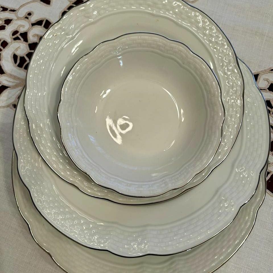 MGC Juego de porcelana Verbano Vanna con filete plateado sin uso. Completo 24 platos platos 12
