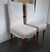 (FJ) Seis sillas tapizadas en cuero de Beca's con funda de lino offwhite / 50 x 50 x 47