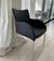 (MW) 4 sillas y 2 cabeceras italianas tapizadas en ecocuero negro / 53x50x49/68/85 y 44x44x49/85
