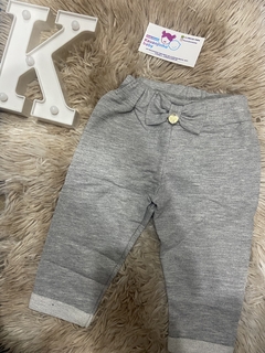 Calça de Moletom com cinto e pingente