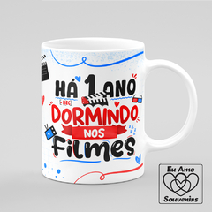 Caneca Há 1 Ano Dormindo Nos Filmes - loja online