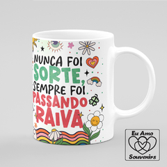 Caneca Nunca Foi Sorte Sempre Foi Passando Raiva - Eu Amo Souvenirs