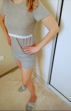 Pijama Maternal Grey Detalles en puntilla. Remera maternal + Short