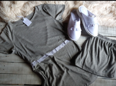 Pijama Maternal Grey Detalles en puntilla. Remera maternal + Short - comprar online