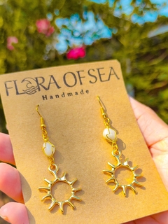 Brinco Vibe Solar Dourado - Flora Of Sea