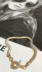 pulseira dourada achatada snake com fecho boia 