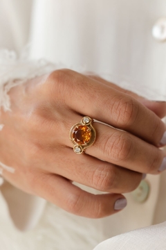 anel dourado pedra citrino esmaltado marron