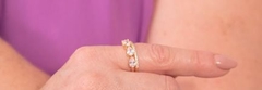 anel dourado meia volta gotas cristais e zircônias brancas 