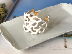 bracelete dourado coral esmaltado branco