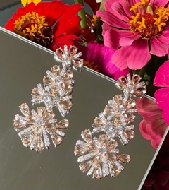 Brinco pendente flores cristais morganita nano opala e zircônias brancas 