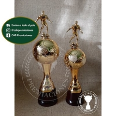 Trofeo copa pelota plástica con jugador/a en base de madera