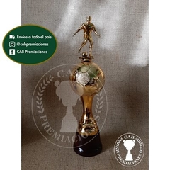 Trofeo copa pelota plástica con jugador/a en base de madera - comprar online