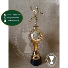 Trofeo copa pelota plástica con jugador handball en base plástica - comprar online