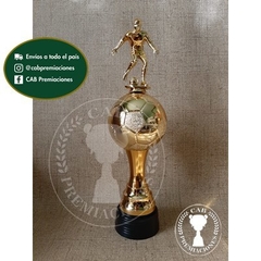 Trofeo copa pelota plástica con jugador/a en base plástica - comprar online