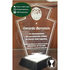 Trofeo distinción de acrílico grabado láser blanco en base de madera negra - modelo 2